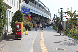 二子玉川駅の西口出口を目指し、左に曲がります。その先の交差点を渡り二子橋を目指します。
