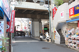 そのまま商店街をまっすぐ行き、二子新地駅を目指します。